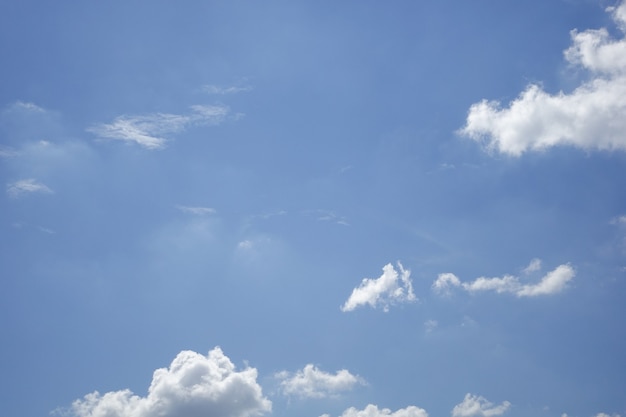 Nuvole di colore bianco contro il cielo blu