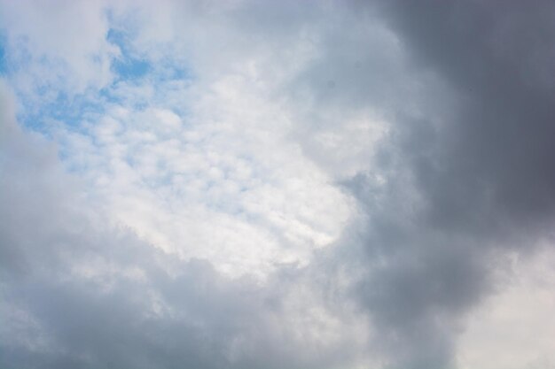 Nuvole di colore bianco trovate nel cielo blu