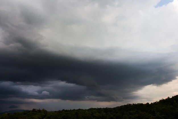 Nuvole di pioggia e cielo cupo in bianco e nero