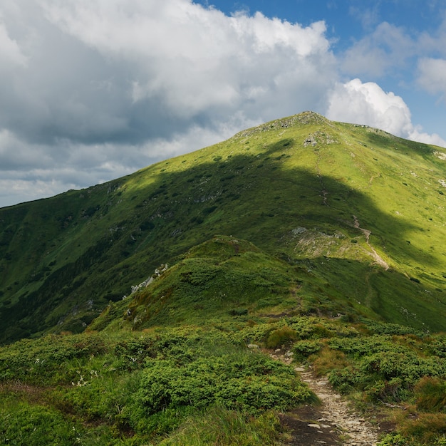 Nuvole di pioggia sulle montagne