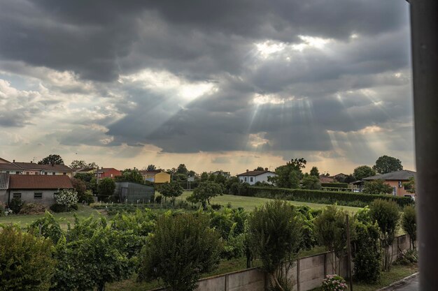 Nuvole di sole che attraversano il villaggio di campagna