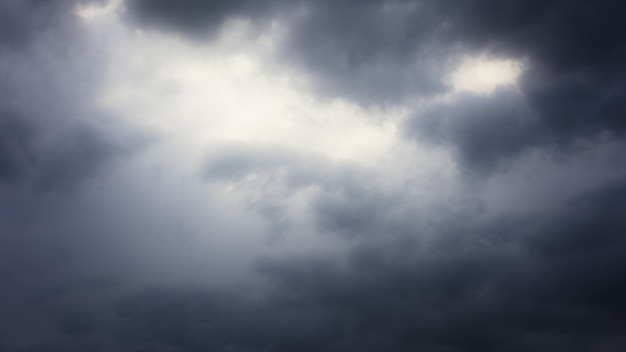 Nuvole di tempesta nel cielo sopra la città