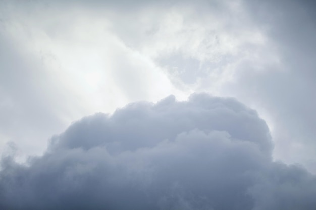 Nuvole di tempesta scure sotto sullo sfondo del cielo chiaro