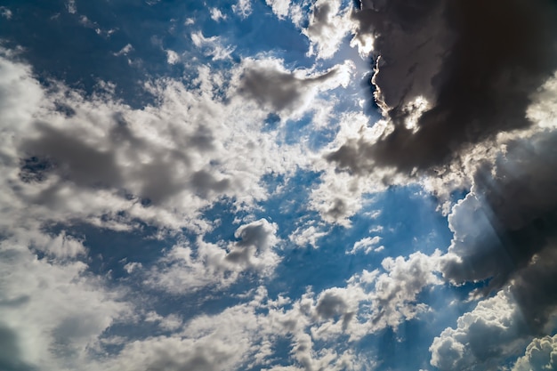 Nuvole di tempesta scure su un cielo blu brillante