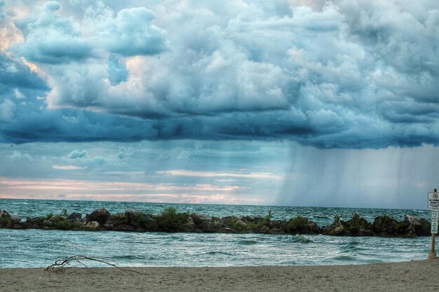 Nuvole di tempesta sul mare