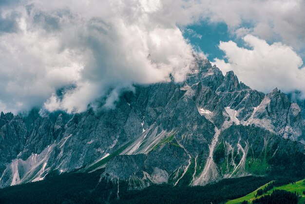 Nuvole di tempesta sulle 16 Dolomiti italiane