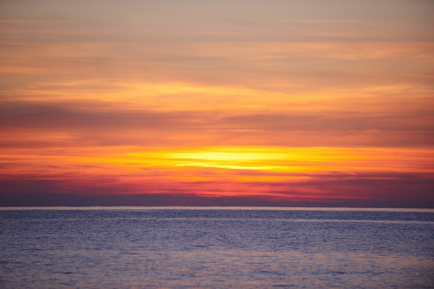 Nuvole di tramonto del cielo del mare, orizzonte.