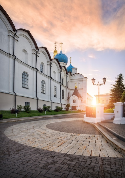 Nuvole dorate sopra la Cattedrale dell'Annunciazione del Cremlino di Kazan