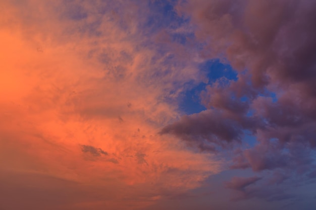 Nuvole drammatiche al tramonto Kiev Ucraina