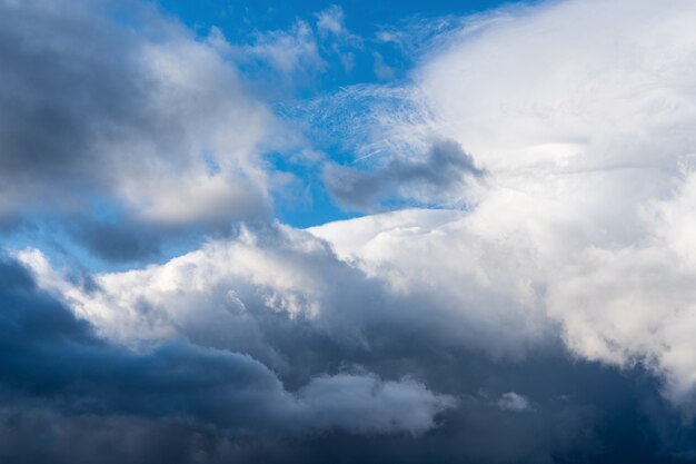 Nuvole drammatiche di temporale che galleggiano nel cielo blu prima della pioggia maestoso sfondo di cloudscape naturale...