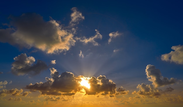 Nuvole drammatiche variopinte del cielo di tramonto