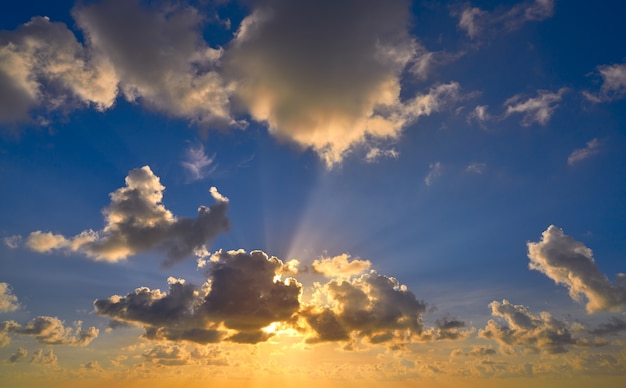 Nuvole drammatiche variopinte del cielo di tramonto