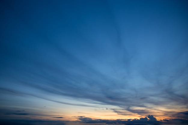 Nuvole e cielo al tramonto