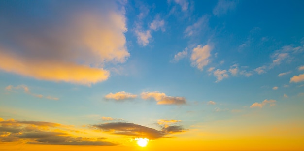 nuvole e cielo arancione, sfondo tramonto pastello, colore sfumato, natura morbida, alba, spiaggia, tranquilla