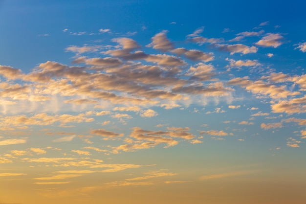 nuvole e cielo arancioneSfondo del cielo al tramonto