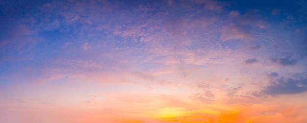 nuvole e cielo, magnifico cielo crepuscolare panoramico e nuvole alle immagini di sfondo del mattino.