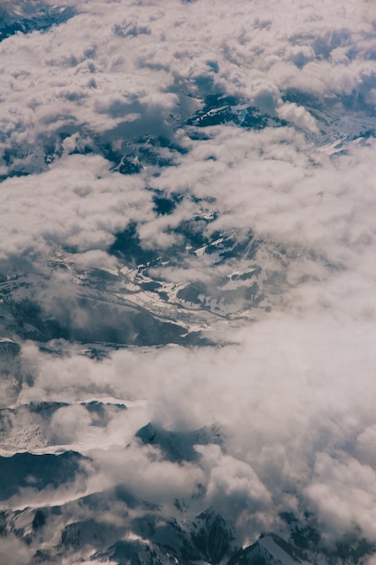 Nuvole e cielo visto attraverso la finestra di un aereo