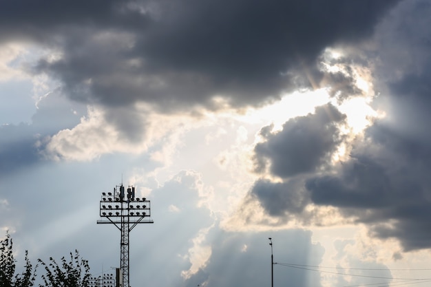 Nuvole e raggi di sole sullo stadio