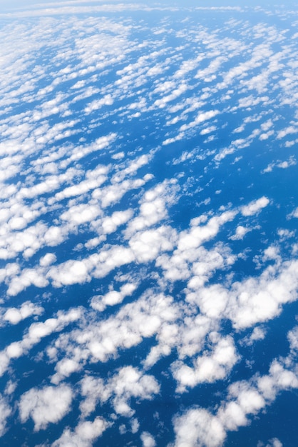 Nuvole e vista del cielo dalla finestra dell'aeroplano. Struttura blu astratta. Copia spazio