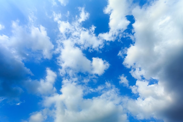 Nuvole e vista panoramica dell'angolo di sfondo del cielo azzurro brillante