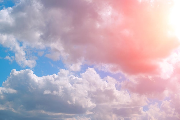 Nuvole estive rosa brillante contro il cielo blu