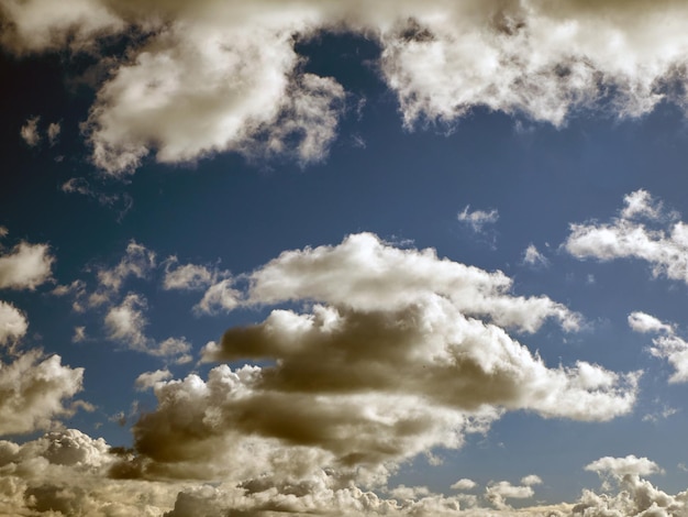 Nuvole estive sullo sfondo del cielo