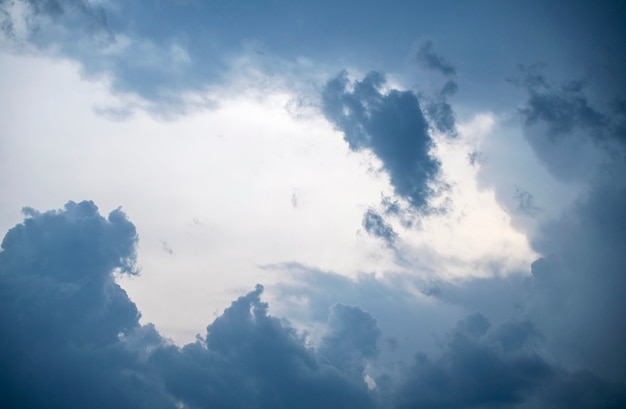 Nuvole grigie prima di un temporale, cielo drammatico