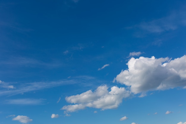 Nuvole grigie su cielo blu.