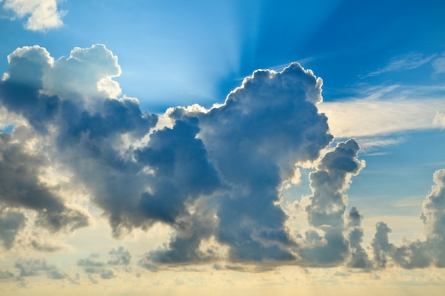 Nuvole in cielo con i raggi del sole