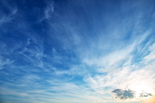 Nuvole lanuginose bianche del fondo dell'estratto del cielo blu