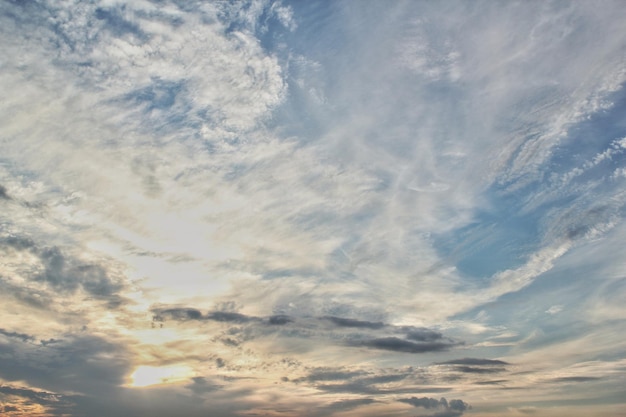 Nuvole morbide di luce bianca che galleggiano nel cielo blu. Priorità bassa di paesaggio di mattina della natura. Sereno vento primaverile