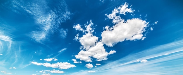 Nuvole morbide e cielo azzurro