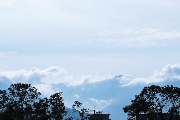 Nuvole morbide e cielo azzurro