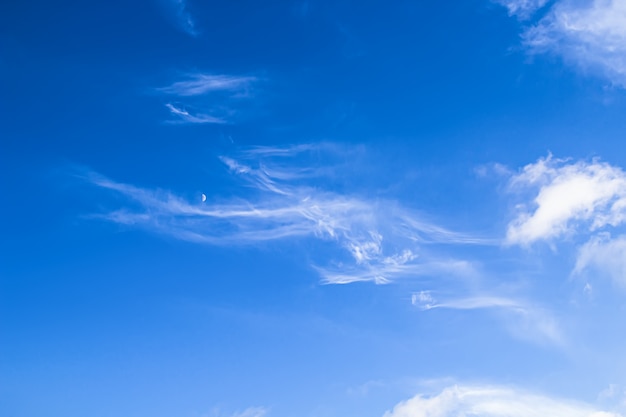 nuvole morbide e la Luna si incontrarono in un cielo azzurro brillante. Bellezza naturale