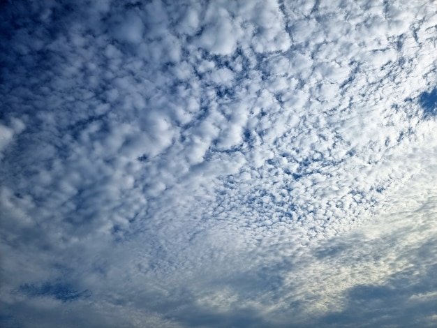 Nuvole negli sfondi del cielo blu