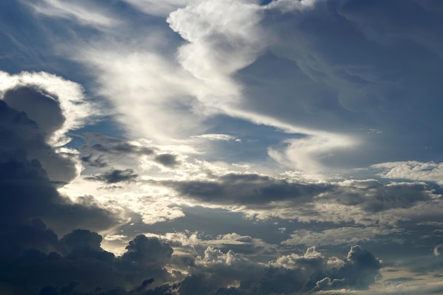 Nuvole negli sfondi del cielo blu