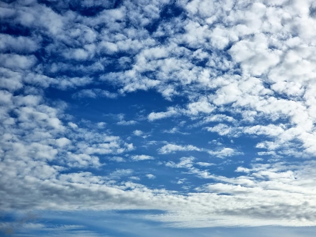 Nuvole negli sfondi del cielo blu