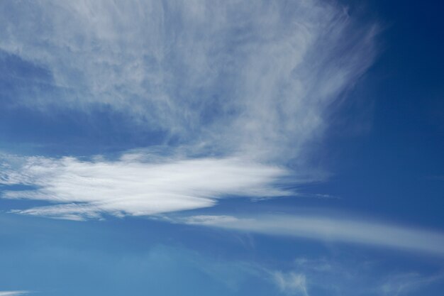 Nuvole negli sfondi del cielo blu