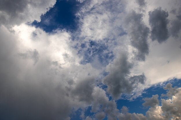 Nuvole nel cielo azzurro