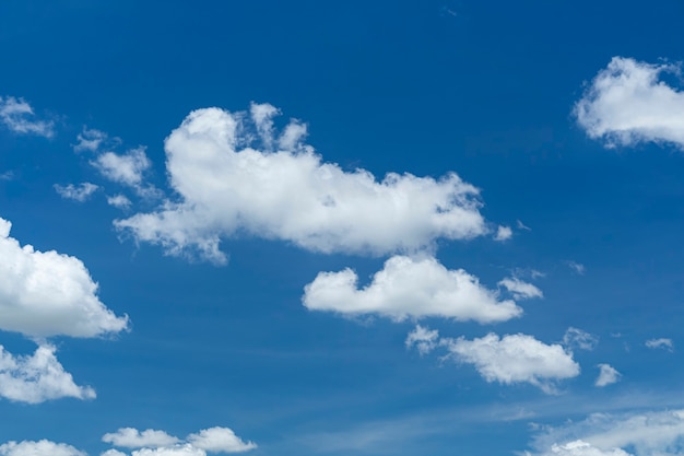 Nuvole nel cielo azzurro