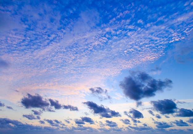 Nuvole nel cielo azzurro