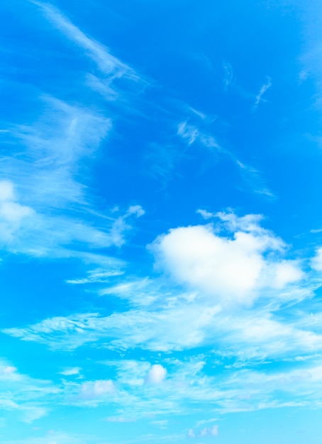 Nuvole nel cielo azzurro