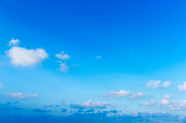 Nuvole nel cielo azzurro