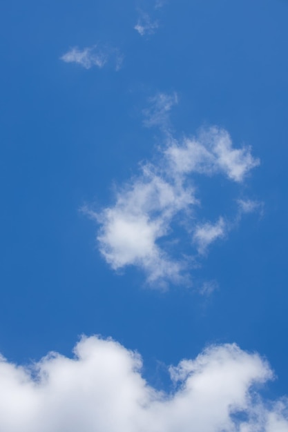 Nuvole nel cielo blu Estate cielo blu gradiente nuvola sfondo bianco chiaro Bellezza chiaro nuvoloso in