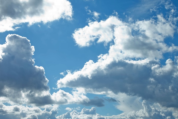 Nuvole nel cielo blu. Nuvole bianche e soffici nel cielo blu