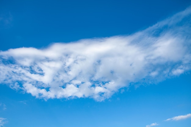 Nuvole nel cielo blu. Paesaggio di nuvole