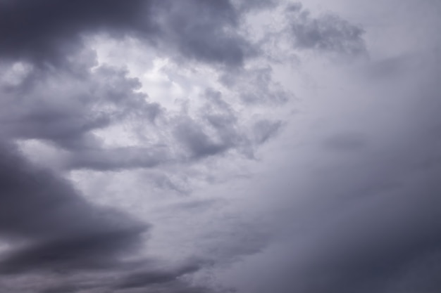 Nuvole nel cielo blu scuro. Nuvole bianche e soffici nel cielo blu. Natura di fondo. Cumulo di texture che galleggia sul cielo blu. Concetto di sfondi. Ambiente, atmosfera. Posto per un'iscrizione o un logo