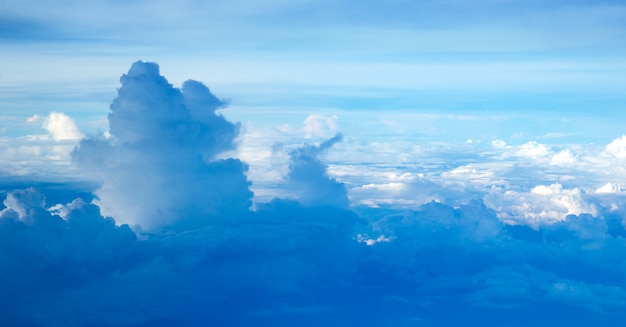 Nuvole nel cielo blu