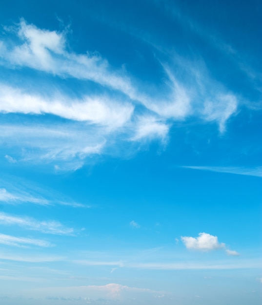 Nuvole nel cielo blu