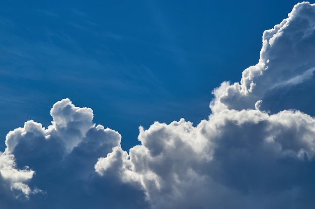 Nuvole nel cielo con il sole che splende su di loro